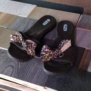 OKA b. Madisons …EUC Brown Slide sandals size ML (8-9) with Animal Print bow
